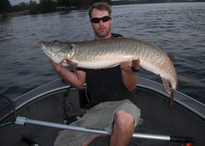 Muskie charter Image of fish with person18